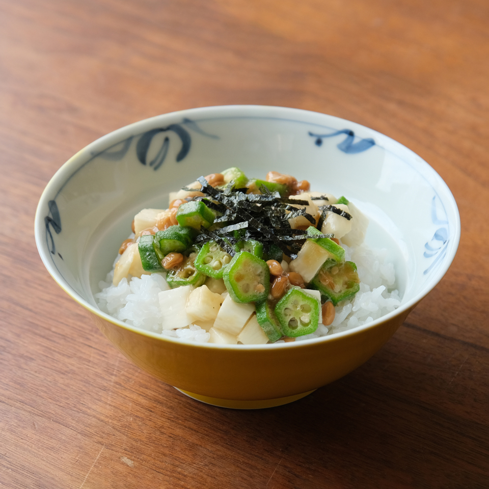 黄地草花