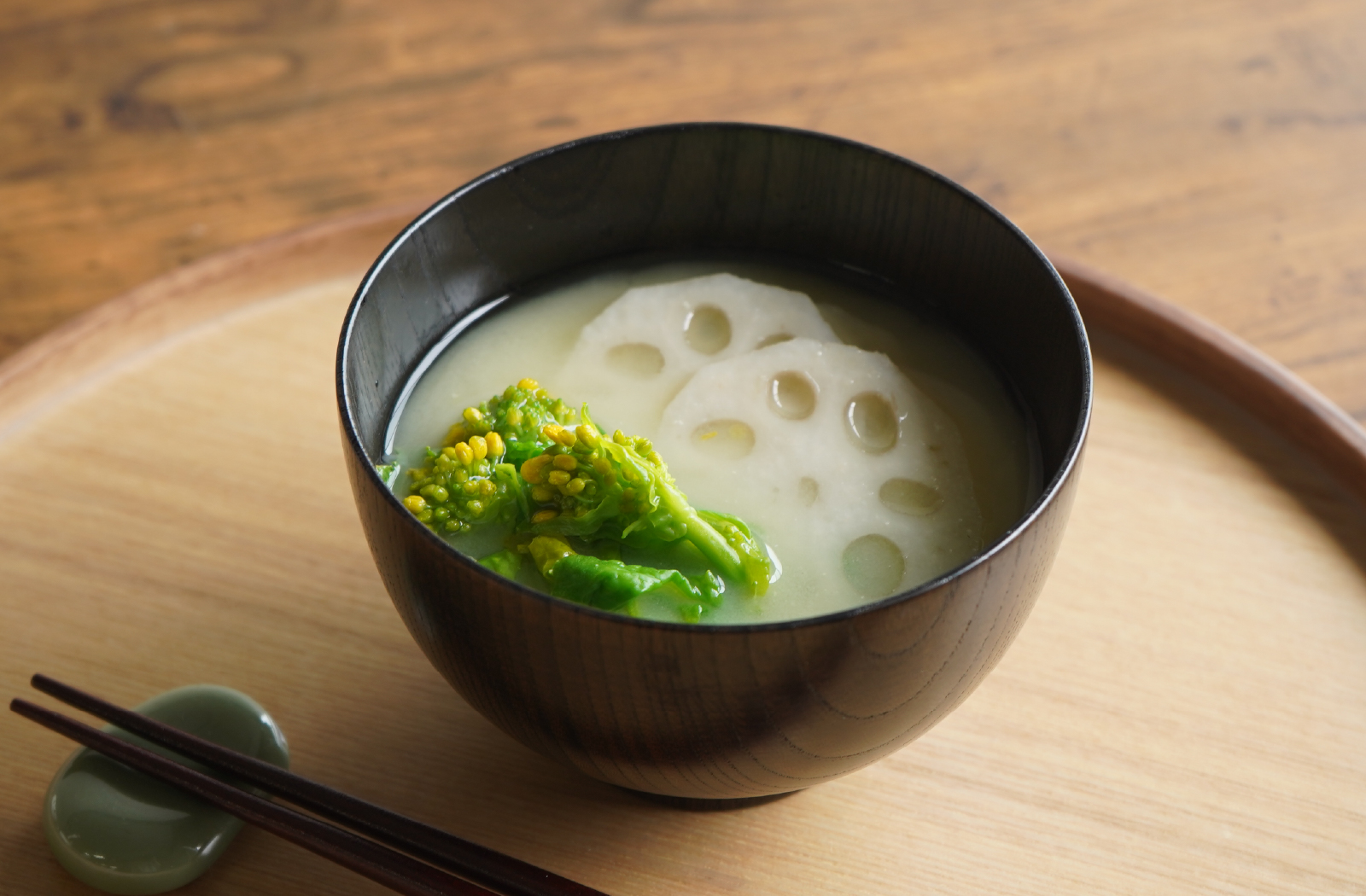 欅 くりぬき椀にれんこんの白味噌汁