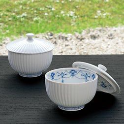 茶道具　青釉　花草文　茶碗　在銘　時代箱付　V　9705 青華瓔珞文（せいかようらくもん） 青華瓔珞文 蓋付お茶呑茶碗（桐箱入