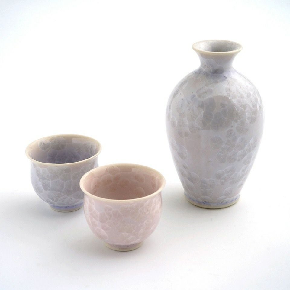 京都清水焼　万歴草魚文 酒器揃 平安春晃作 未使用品 徳利と盃のセット 京焼・清水焼】京都 水野春陽窯 椿 酒器セット 二合徳利 おちょこ