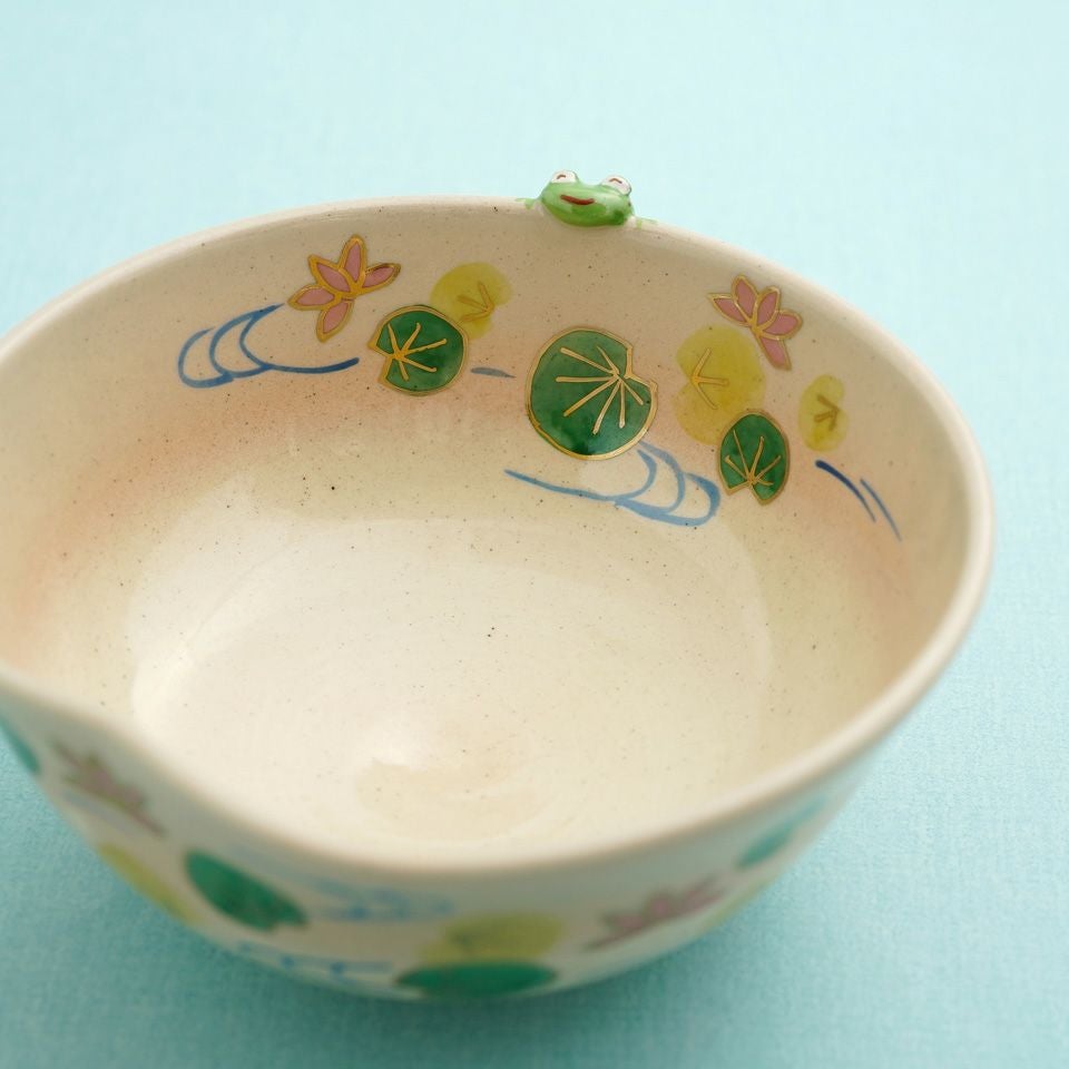 京清水焼染付抹茶碗風鉢手描き手引き 京焼・清水焼（京都府） 【京焼・清水焼】蓮とカエル 抹茶碗〈1個